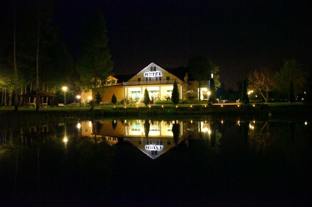 Hotel Chabrowy Dworek Teresin Kültér fotó